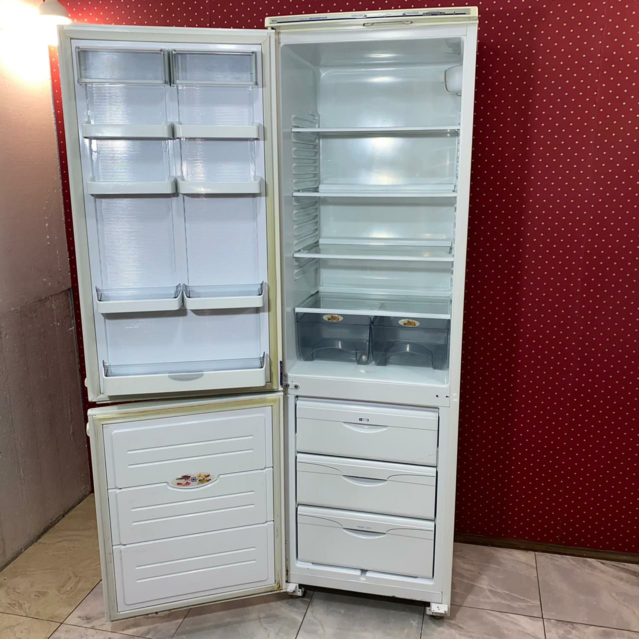 Вода холодильником атлант. Холодильник Атлант с зеркалом на двери. Холодильник Атлант двухкамерный фото.